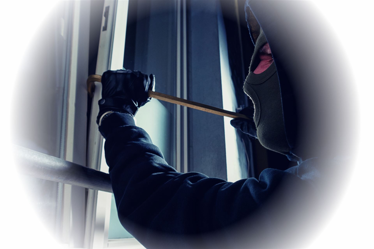 Eine Person streckt sich durch ein großes Fenster und hält einen Stab, während ein Bein oder Kleidungsstück sichtbar ist.